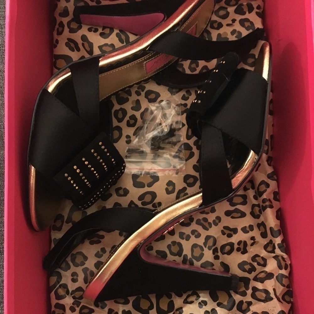 Betsy Johnson Black & Gold Bow Slingback Heels NWT - Picture 5 of 5
